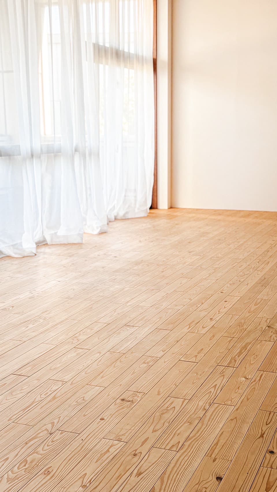 自然光の入るヨガスタジオ内観